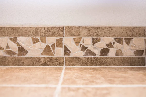 Banyo veya mutfak tezgahında dekoratif fayanslar.