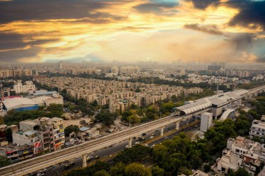 Noida, Delhi, akşam alacakaranlıkta grugaon hava cityscape çekim