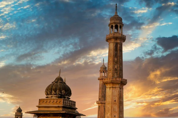Tiro de cúpula y agujas de una mezquita — Foto de Stock