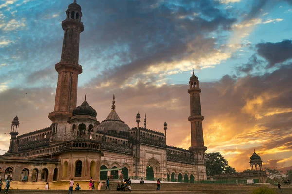 Wejście i ogrody meczetu Asfi w Lucknow — Zdjęcie stockowe