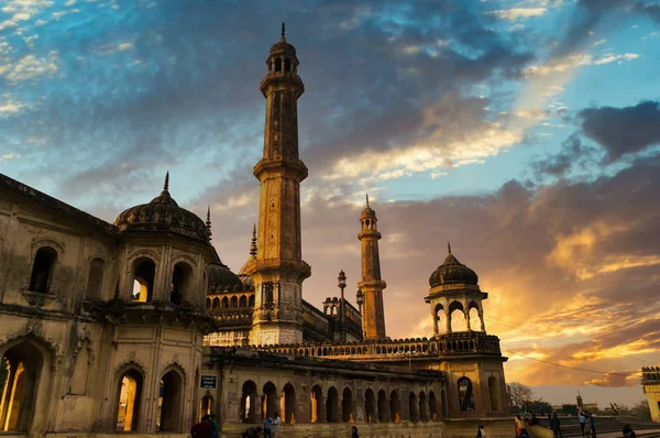 La mezquita bara imambara y jardines en lucknow — Foto de Stock