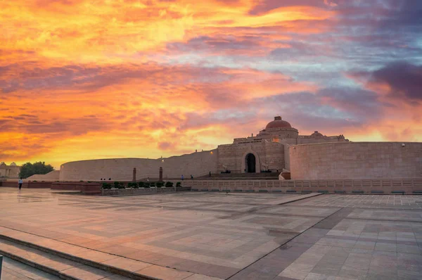 Ambedkar stupa tiro contra azul ouro nuvens pôr do sol — Fotografia de Stock