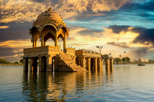 Arenisca chattri domos con pasos en gadi sagar lago en jaisalmer al atardecer — Foto de Stock