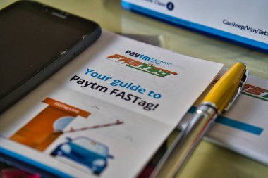 Hızlı Etiket ile diğer uygulama formları ile hızlı etiket, para birimi notları ve bir cep telefonu