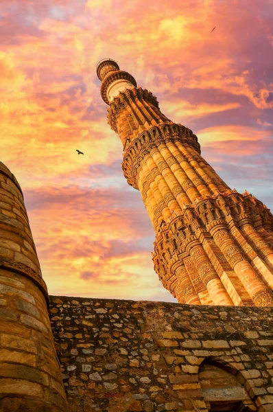 Famoso Qutub tiro minar de um ângulo muito baixo, mostrando a altura deste famoso marco e a grande habilidade arquitetônica mughal usado na construção deste alto minarete que ainda está de pé hoje — Fotografia de Stock