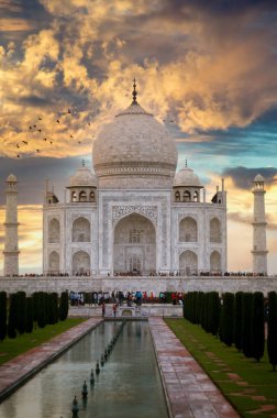 Taj Mahal Sunset 'te, önünde büyük bir kalabalık var.