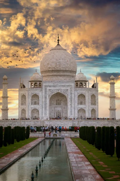 Taj Mahal o zachodzie słońca z wielkim tłumem przed nim — Zdjęcie stockowe