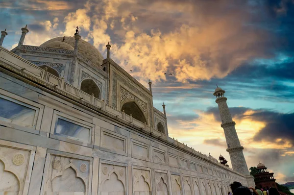 Tiro bajo del famoso Taj Mahal — Foto de Stock