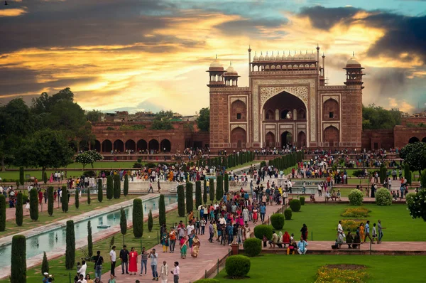 Puerta de entrada arqueada para Taj Mahal con gran multitud de personas — Foto de Stock