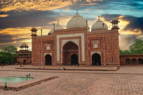 Mesquita em frente ao Taj Mahal — Fotografia de Stock