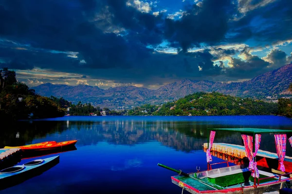 Decorado hermoso barco de madera vibrante colorido en un lago — Foto de Stock