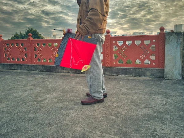 Man holding a kite on a beautiful winter morning — Stock Photo, Image