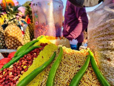 Baharatlı bir sokak yemeğinin farklı malzemeleri.