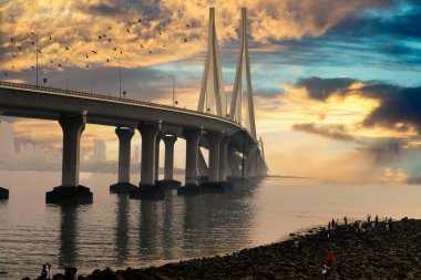 Bandra Worli deniz bağlantısı Mumbai 'de akşam karanlığında çekildi. Şehri birbirine bağlayan ünlü bir dönüm noktası.