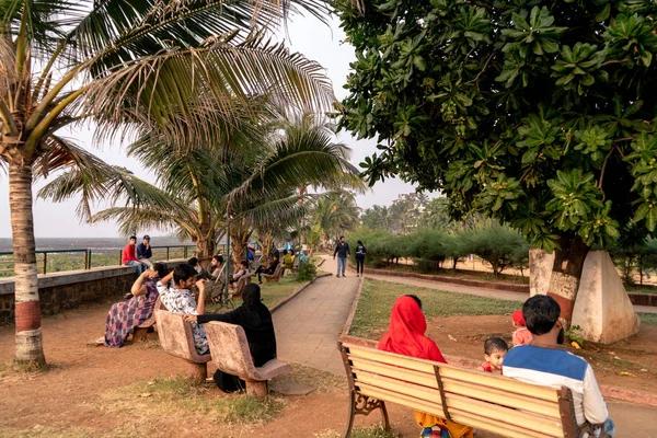Panning shot of people exercising, sitting on benches and relaxing at the famous joggers park in bandstand mumbai — 스톡 사진
