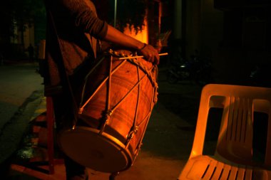Drum, Dhol geceleri bir kişi tarafından taşınıyor.