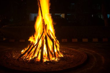 Lohri festivali için dev bir ateş yakıldı.