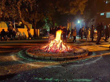 Lohri festivali için dev bir ateş yakıldı.