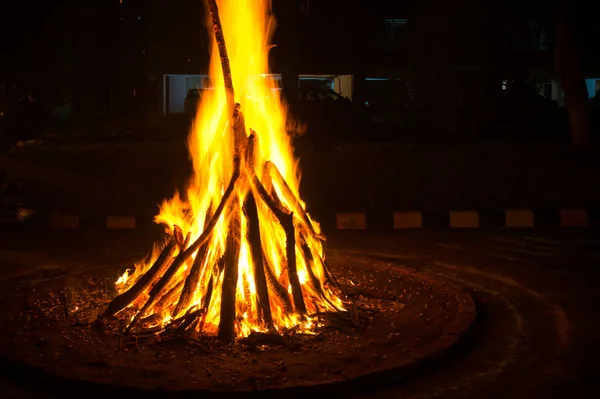 Gigantyczny ognisko bon zapalone na festiwal Lohri — Zdjęcie stockowe