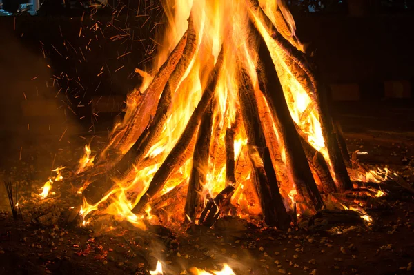 Giant bon fire lit for the festival of Lohri — Stock Photo, Image
