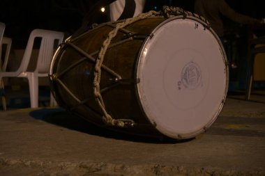 Drum, Dhol beton zeminde yatıyor.
