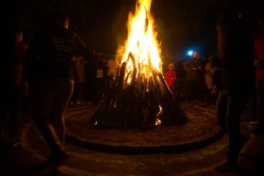 Etrafı insanlarla çevrili Lohri festivali için büyük bir ateş yakıldı.