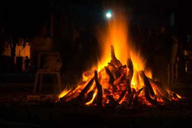 Lohri festivali için dev bir ateş yakıldı.