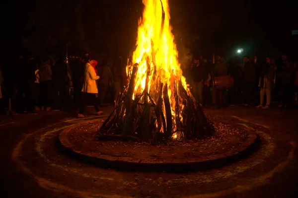 사람들에게 둘러싸여 있는 로 므리 축제를 기념하기 위해 거대 한 본 화병에 불을 붙였다 — 스톡 사진