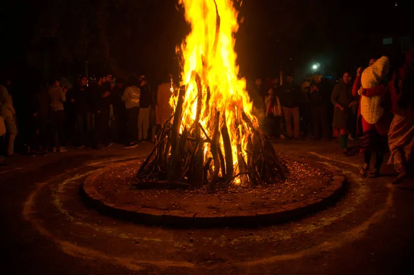 Óriási tűzvész a Lohri fesztiválra, emberekkel körülvéve. — Stock Fotó