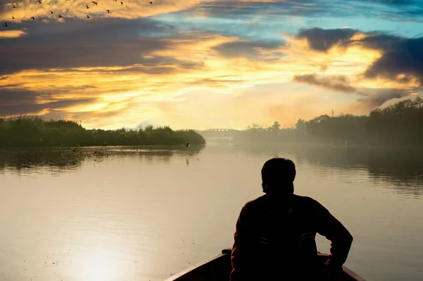 Silhouette de batelier ramant dans la rivière ganga yamuna le matin — Photo