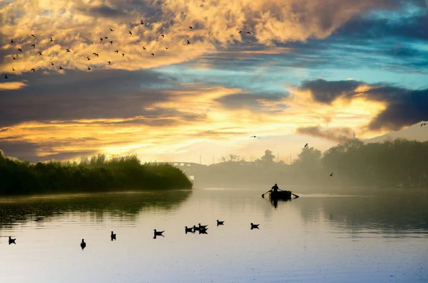 Рано вранці на Ямуні гат із золотим сонцем, туманом та блакитною водою — стокове фото