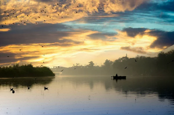 Tôt le matin au ghat de Yamuna avec soleil doré, brouillard et eau bleue — Photo