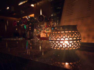 Süslü bir masada güzel bir lamba.