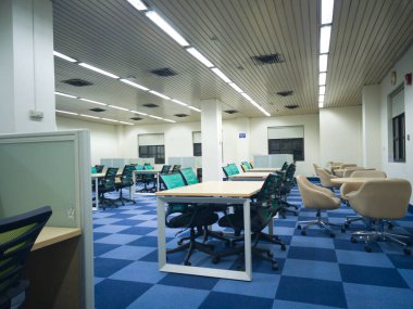 Gurgaon, India Circa 2020 - Renkli yeni ofis veya kütüphane veya çalışma odası kabinler, sandalyeler, masalar ve halılarla çalışmak için. Odada insanların birlikte çalışabilmeleri için açık alanlar var. Çalışma alanlarını paylaşıyorlar.