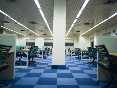 Gurgaon, India Circa 2020 - Renkli yeni ofis veya kütüphane veya çalışma odası kabinler, sandalyeler, masalar ve halılarla çalışmak için. Odada insanların birlikte çalışabilmeleri için açık alanlar var. Çalışma alanlarını paylaşıyorlar.