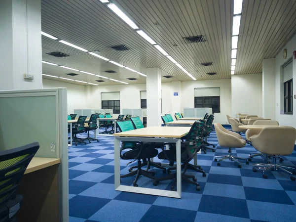 印度古尔冈2020年 五彩缤纷的新办公室或图书馆或阅览室 用小房间 桌子和地毯学习 这个房间有开放的空间 供人们进行结扎手术和共同工作 共用工作空间 — 图库照片