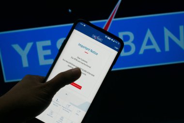 Jaipur, India, Circa 2020 - Evet bankasının mobil uygulamasına evet. bir ekran giriş yaptı. Arka plan parlak bir şekilde ışıklandırılmış. Ekran, RBI 'ın temerrüt bankasına koyduğu yeni sınırları gösterir