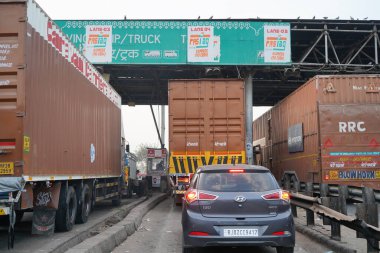 NHAI gişesinde bekleyen kamyonlar ve araçlar. FASTag 'ın peşinatsız ödemeleri var.