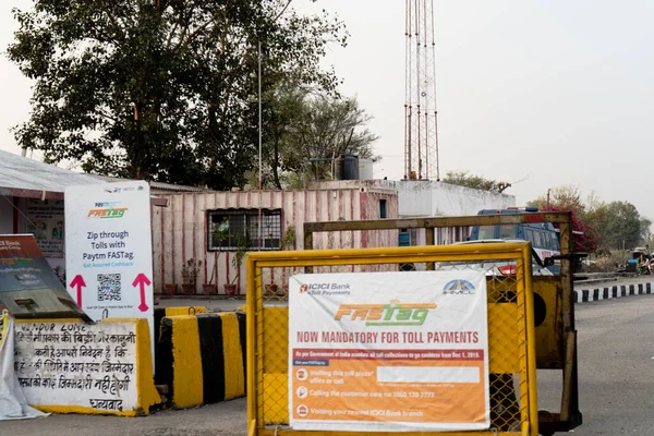 Indische Öltankstelle an einem bewölkten Tag, an dem die Benzin- und  Dieselpreise ihren bisher höchsten Stand erreichen — Redaktionelles  Stockfoto © amlanmathur #451625760