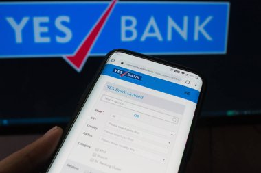 Jaipur, India, Circa 2020 - Evet banka yönetim kurulunun önündeki cep telefonu uygulamasına bağlanmış. Arka plan parlak bir şekilde ışıklandırılmış. Ekran, bankanın yakınındaki ekranı gösteriyor.