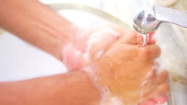 Indian person washing hands in a white coloured sink — Stockvideo