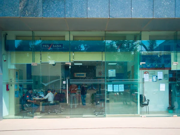 Voorzijde van het Yes bankgebouw met klanten binnen — Stockfoto