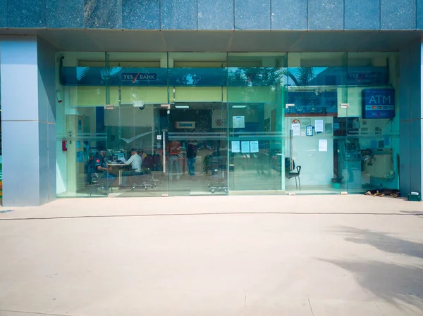 Frente al edificio del banco Yes con clientes dentro — Foto de Stock