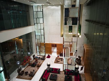 Ariel manzaralı güzel dekore edilmiş lüks bir otel resepsiyonu
