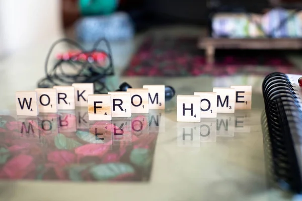 Blocs en bois avec travail de la maison sur une table en marbre avec carnet de reliure sprial et stylo — Photo