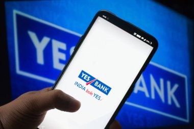 Jaipur, India, Circa 2020 - Evet banka yönetim kurulunun önündeki cep telefonu uygulamasına bağlanmış. Arka plan parlak bir şekilde ışıklandırılmış. Ekran mobil uygulamanın oturumunu gösterir.