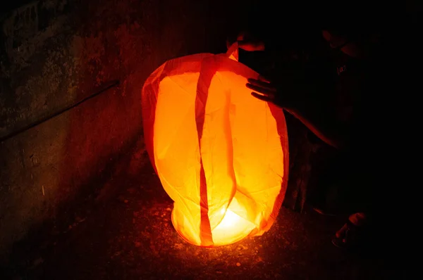 Photograph Red Sky Lantern Flames Showing Clearly Ground Waiting Lift — Stock Photo, Image