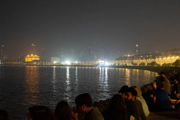 Fotografie Skupin Lidí Sedících Užívajících Krásné Noci Marine Drive Bombaji — Stock fotografie