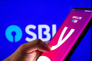 Jaipur, Hindistan, Circa 2020 - SBI banka yönetim kurulu önünde SBI bankasının mobil uygulamasına bağlanmış bir cep telefonu. Arka plan parlak bir şekilde ışıklandırılmış. Ekran mobil uygulamanın oturumunu gösterir.