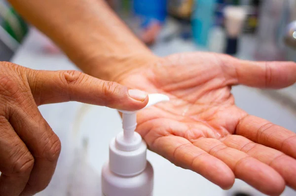 Zbliżenie Fotografuje Dłoń Osoby Podczas Nakładania Ręce Mydła Płynie Lub — Zdjęcie stockowe